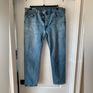 Men’s Straight Leg Levi Jeans.   Size 40/32. Worn.